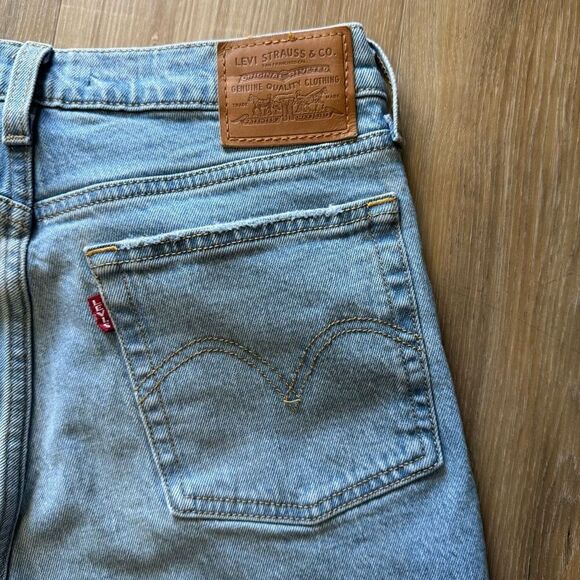 Levi’s Premium Straight Fit Wedgie High Rise Women’s Light Wash Blue Jeans Sz 27 - Picture 10 of 13